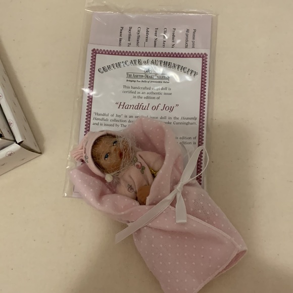 ASHTON DRAKE GALLERIES “ HEAVENLY HANDFULS “ SERIES:HAND FULL OF JOY 5” MINI - Picture 6 of 8